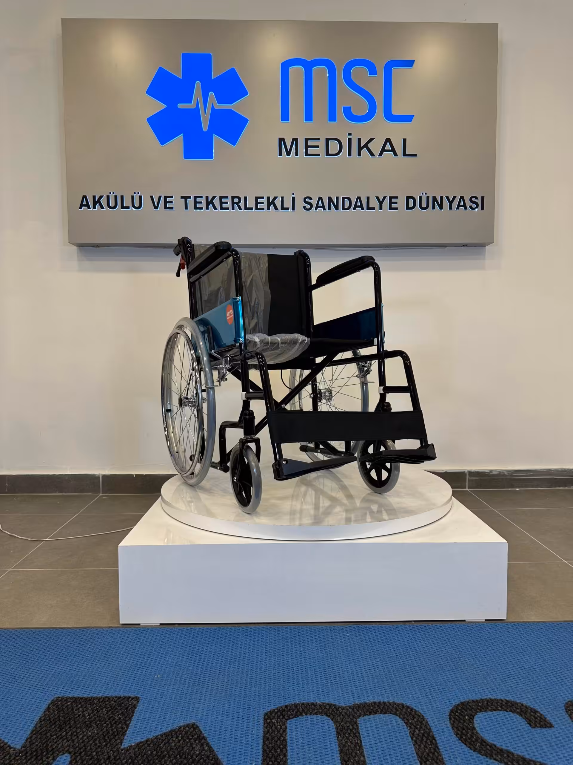Meyer M200 REFAKATÇİ FRENLİ STANDART TEKERLEKLİ SANDALYE