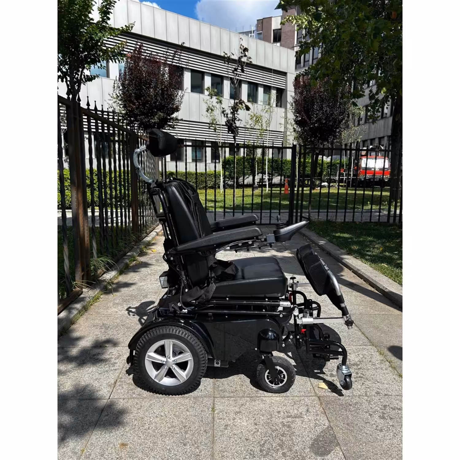 Poylin P302 Ultra Lüks Ayağa Kaldıran Akülü Tekerlekli Sandalye