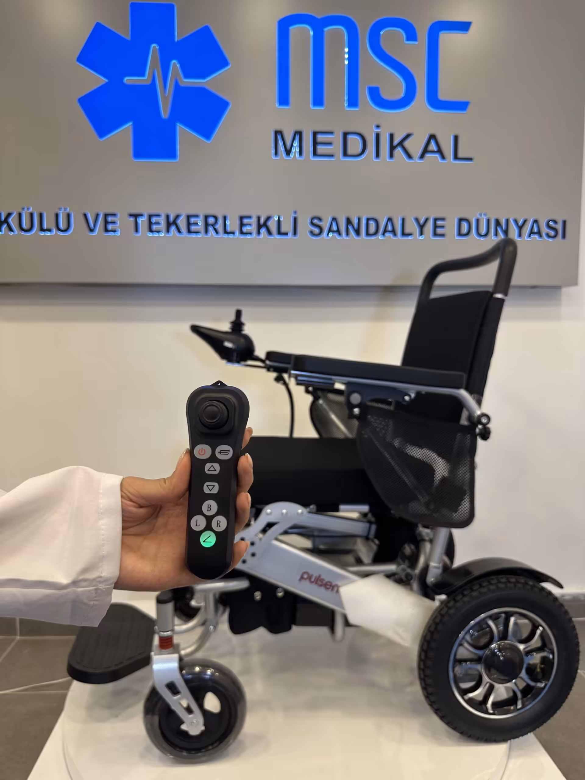 Pulsemed HG W630 Katlanabilir Uzaktan Kumandalı Akülü Tekerlekli Sandalye